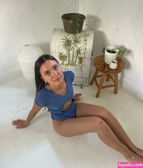 Hannah Meloche star sexy photo