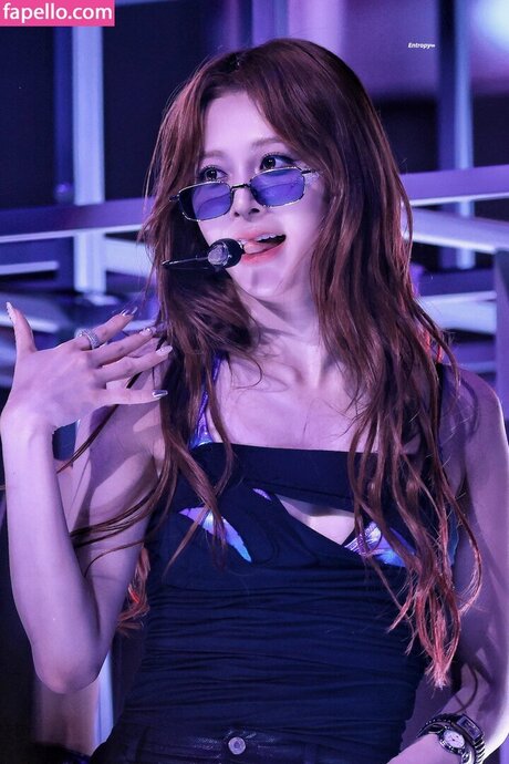 Huh Yunjin_ sexy star img