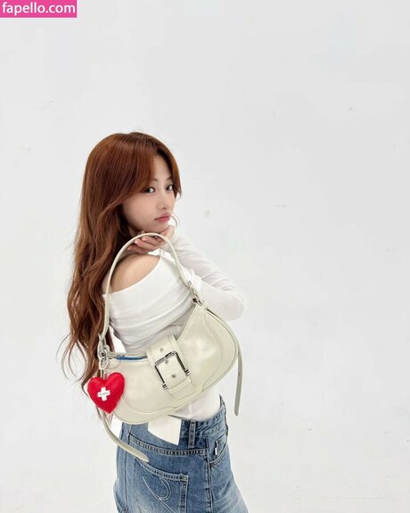 Huh Yunjin_ free pornstar photo