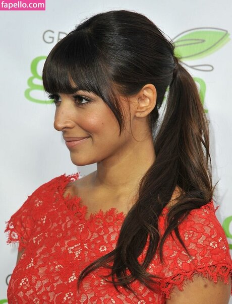 Hannah Simone beautiful actress photos