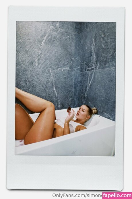 Simone Christensen star art pics