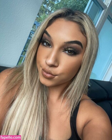 Thea Hail nice model pic