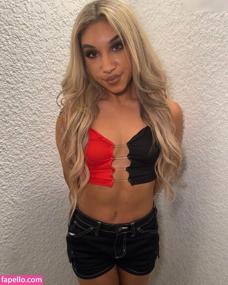 Thea Hail naked model picture