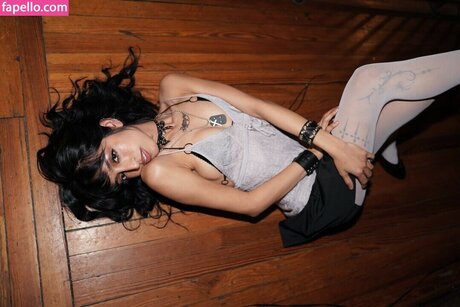 Aislinn Ritchie model adult pic