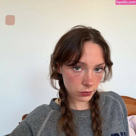 Holly Humberstone naked actress image