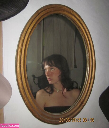 Holly Humberstone art actress pics