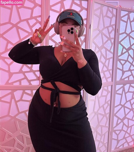 Nomfwanime model free pictures