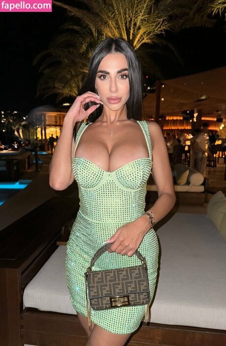 Sara Famurri sexy actress pic