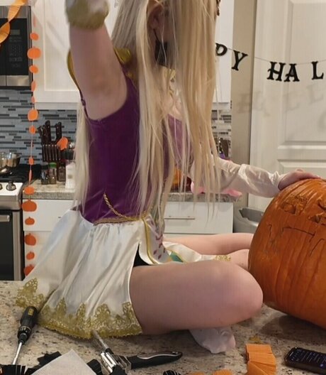 Harriet Barnes naked model img