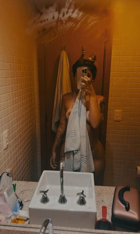 Pamela Sara star free photo