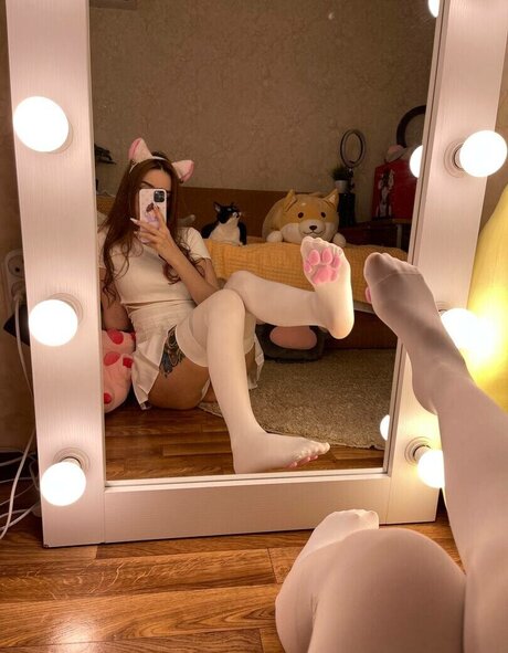 leonesan model naked image