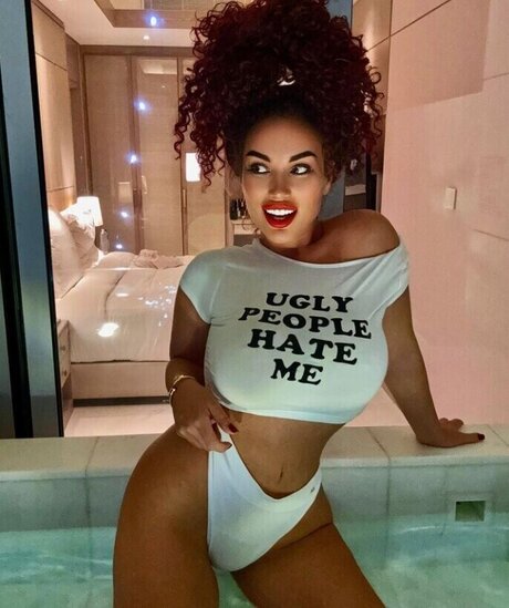 Paulina Fok erotic star image