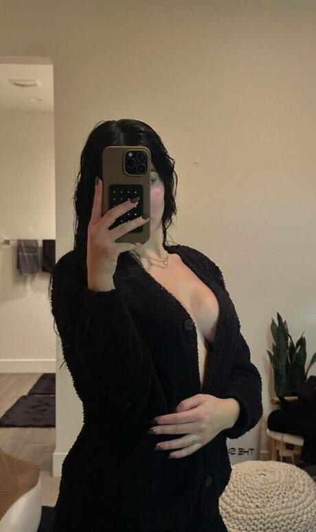 Sara Hesri model nudes photo