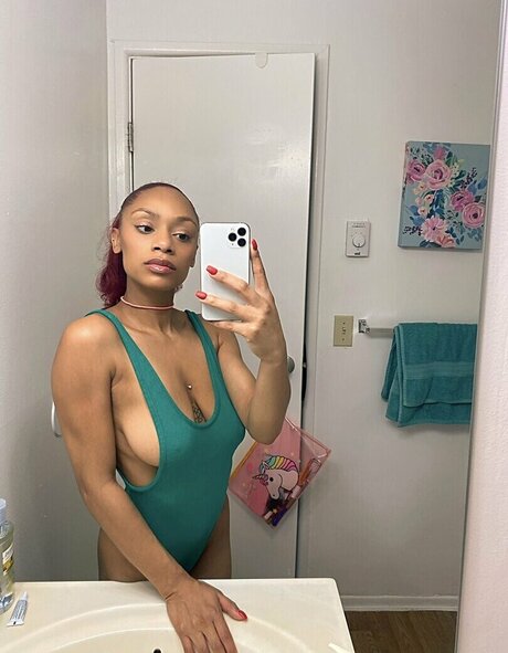 Tpnaomi model sexy photo