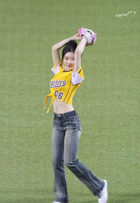 Chaeryeong pretty model gallery