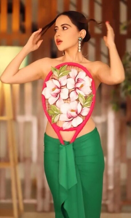 Urfi Javed star hot img