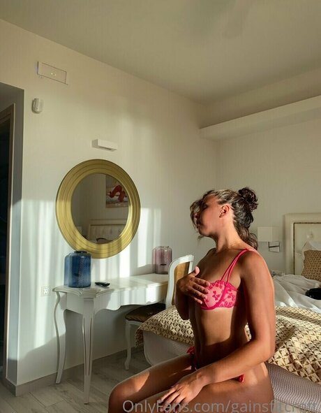 Laracroftgains top model images