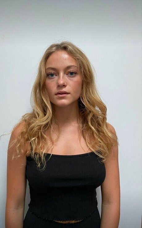 Amelia Larsen star nudes images