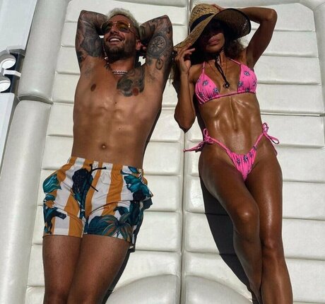 Gemelas A Ello sex model image