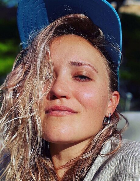 emilyosment naked pornstar img