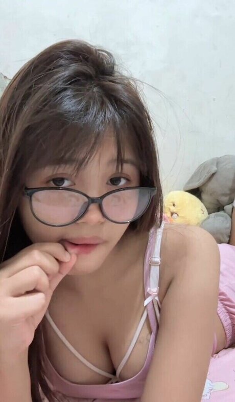 Riska Saputri erotic model image