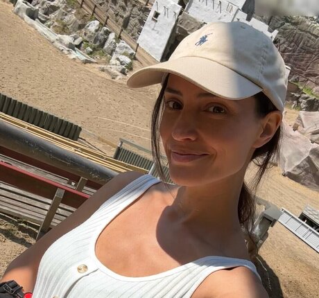 Nadine Menz pretty actress img