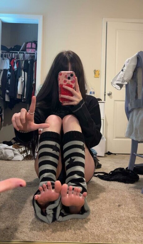 isizzly model nude photo