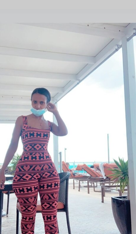 Fevunet naked model pic