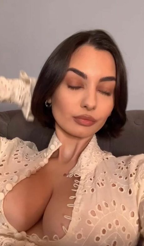 Adelaide T model pic