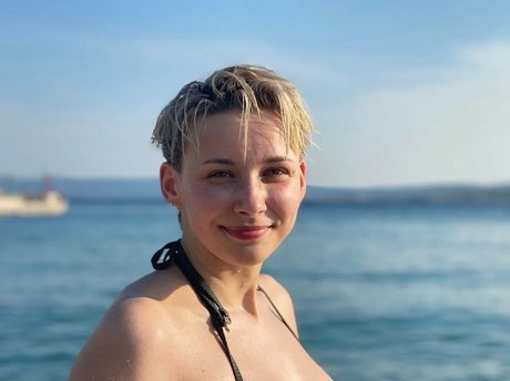 female popular onlyfans free porn photo