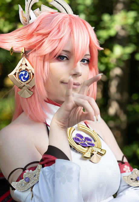 Dera Megurine nudes actress img