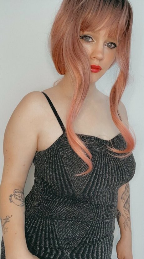 arrynnnfree model erotic photo