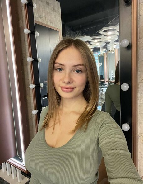 Esvittie model porn image