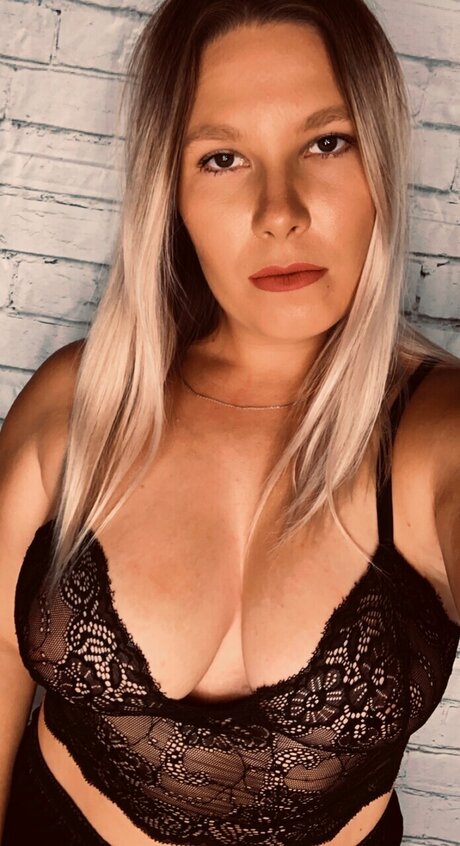 QBEE121 pretty actress gallery