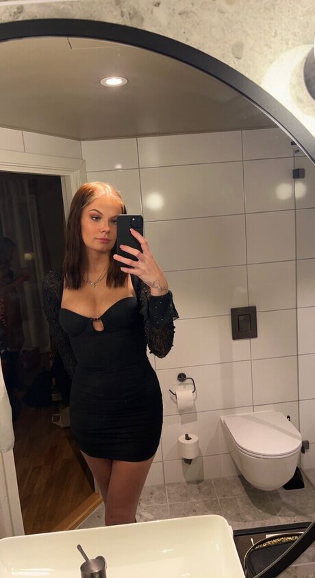 Ashely Hunny model naked images