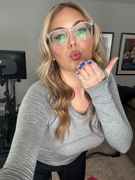 Marilyn Mo Roll VIP hot pornstar img