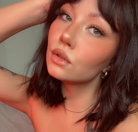 Mia Holland porn actress img