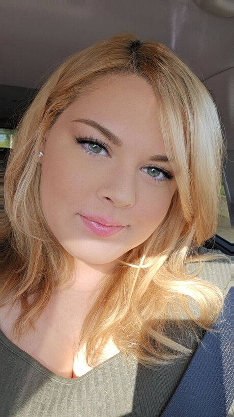 BhaddixChan model adult pic