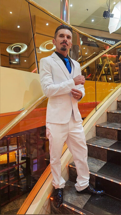 Comic King adult model image