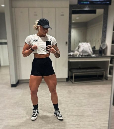 Melanie Doulik pornstar naked pic