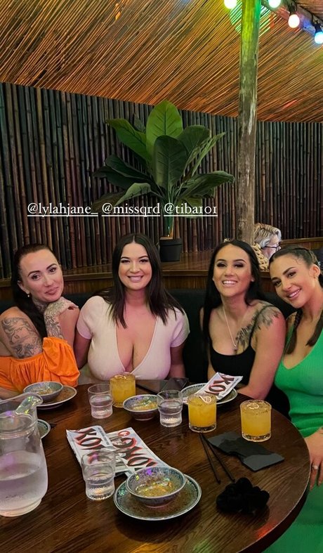 buxom babenz porn actress photo