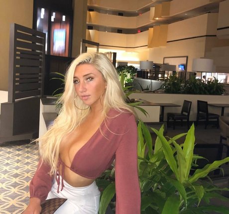 Sarah Baer model sexy image