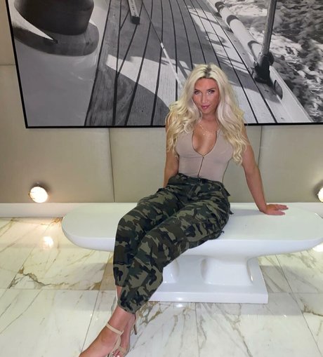 Sarah Baer model hot images