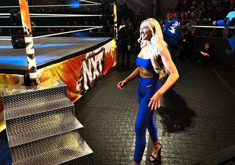 Sarah Baer hot actress pic