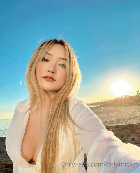 Onlymickyy naked model gallery