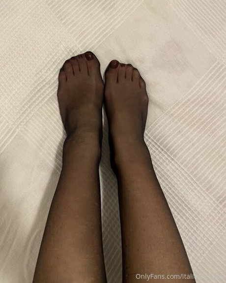italianfeetluv hot model picture