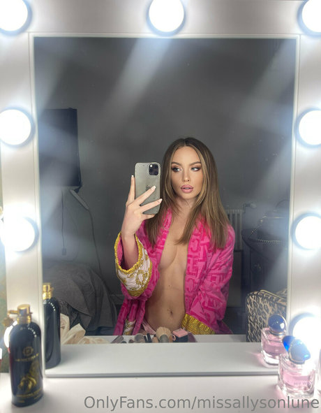 missallysonlune xxx model photo