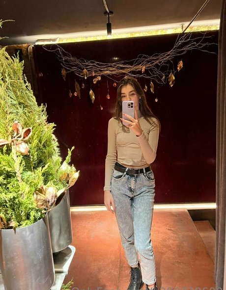 annie minor model exclusive image