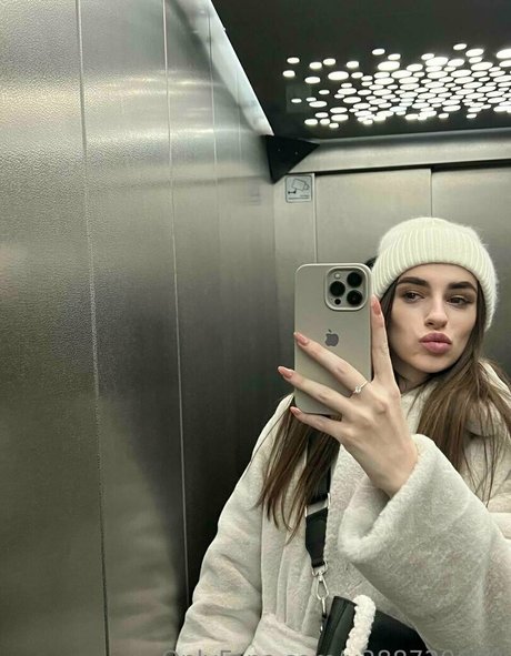 annie minor exclusive model photo