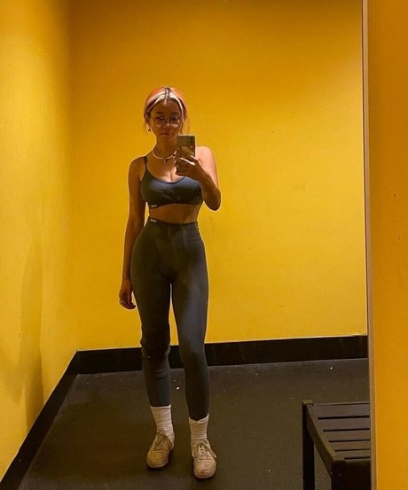 hollyliangg nudes model photos